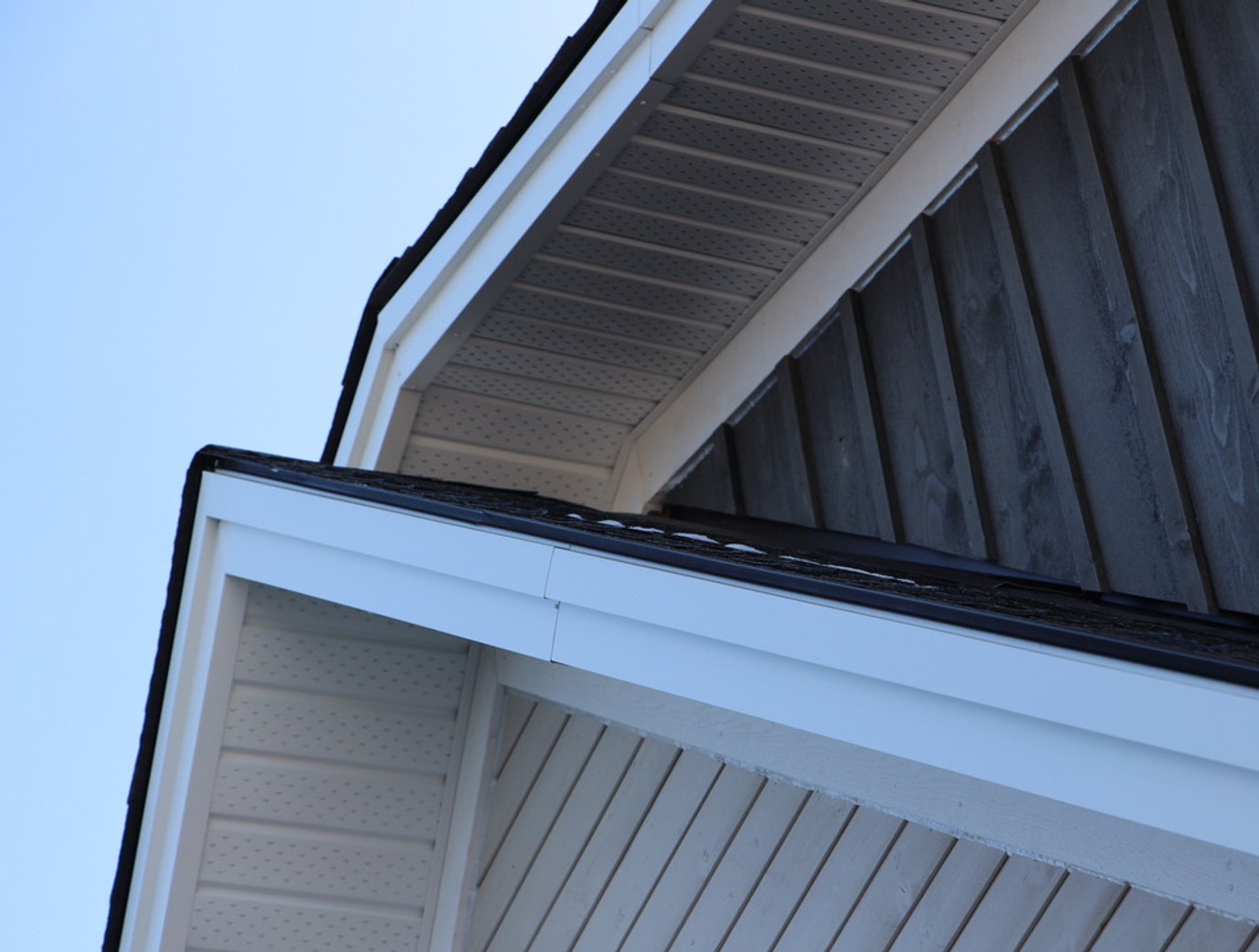 Vented aluminum soffit system